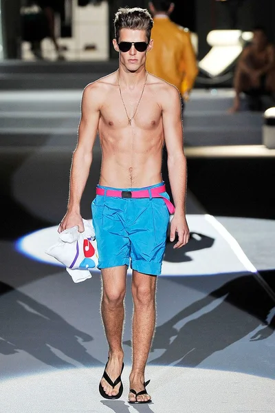 Look 16
